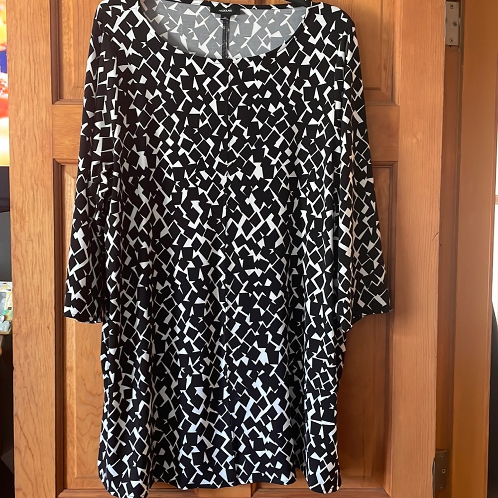 Women’s net size 2X blouse. Black and white geometric pattern.